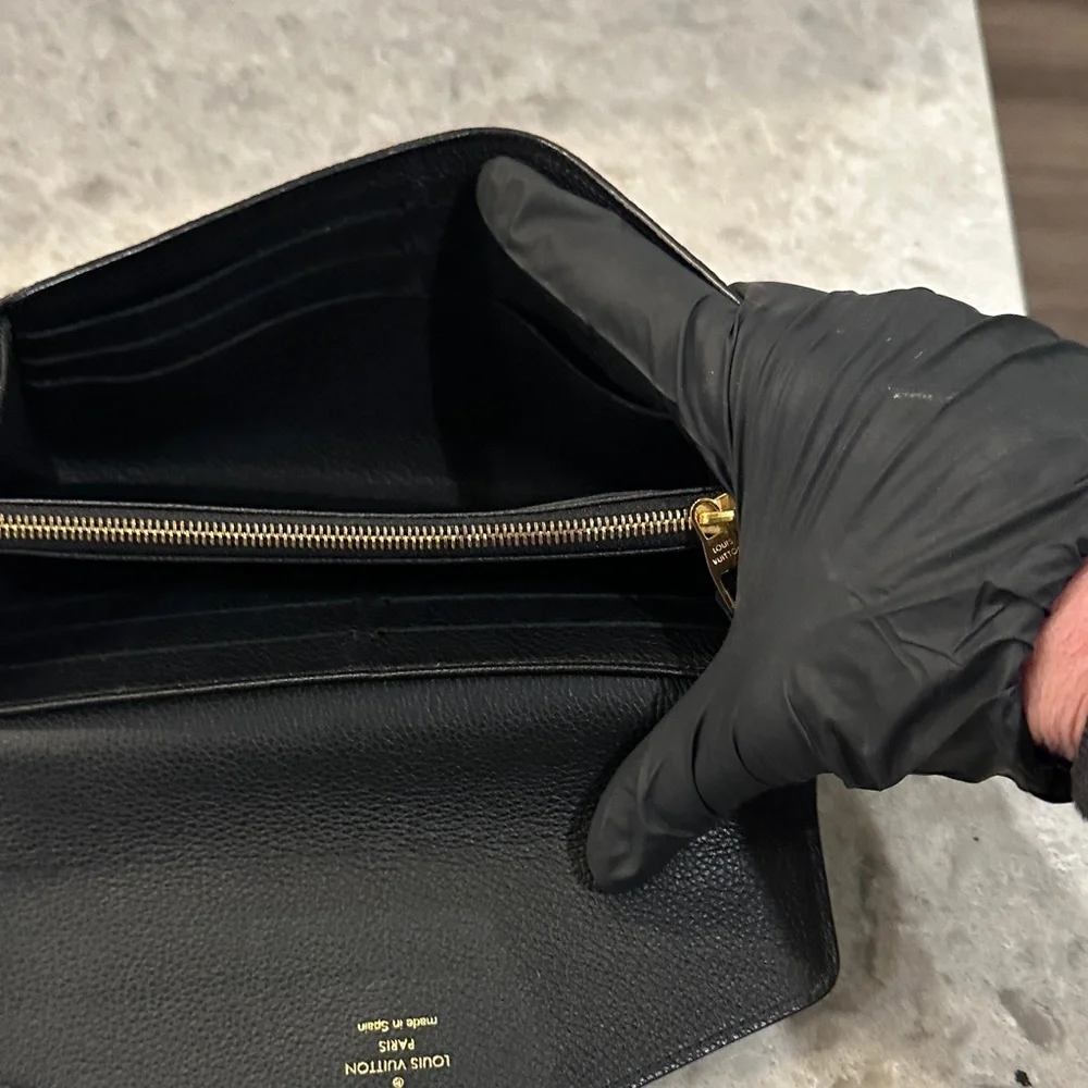 NWOT Authenticated Louis Vuitton Black and Cream Monogram Sarah Wallet